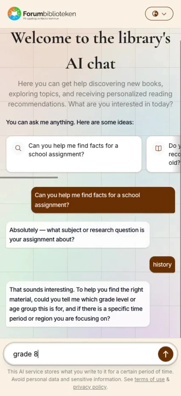 The Forumbiblioteken AI chat on a phone, answering a question about a school assignment